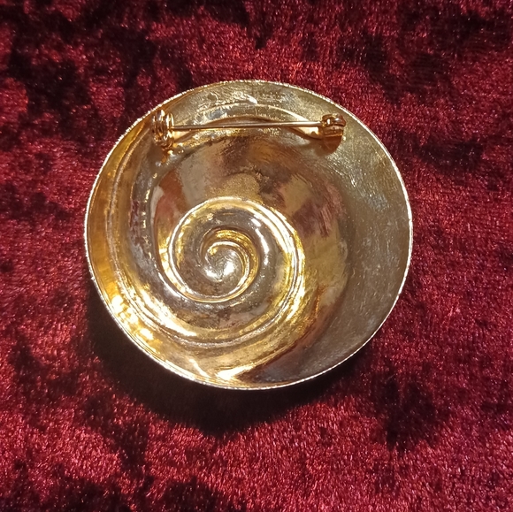 Shell Brooch Goldtone & One Rhinestone - Picture 7 of 8